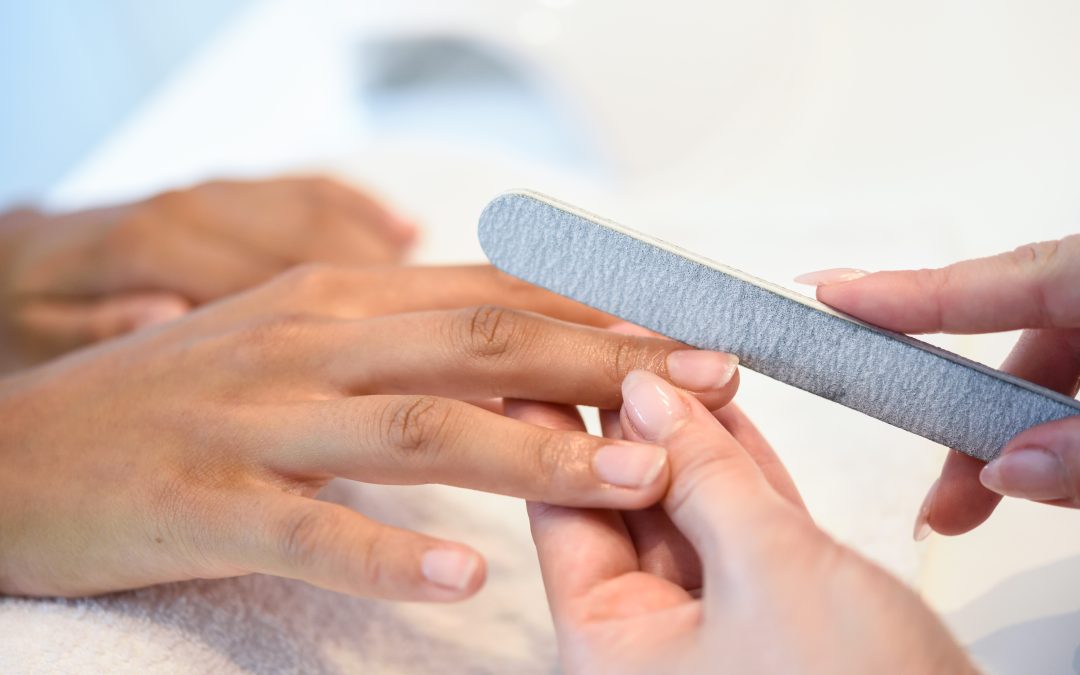 Uñas quebradizas: Las causas comunes y los tratamientos más efectivos.